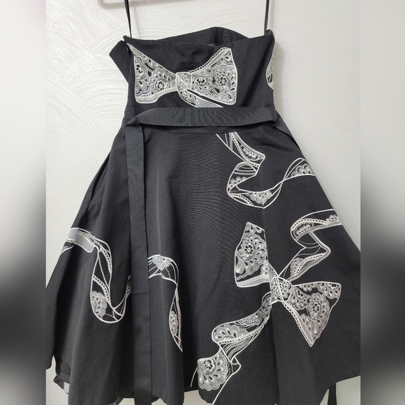 NWT.  White House/Black Market little black dress.  Size 6.  (538) - Picture 6 of 9